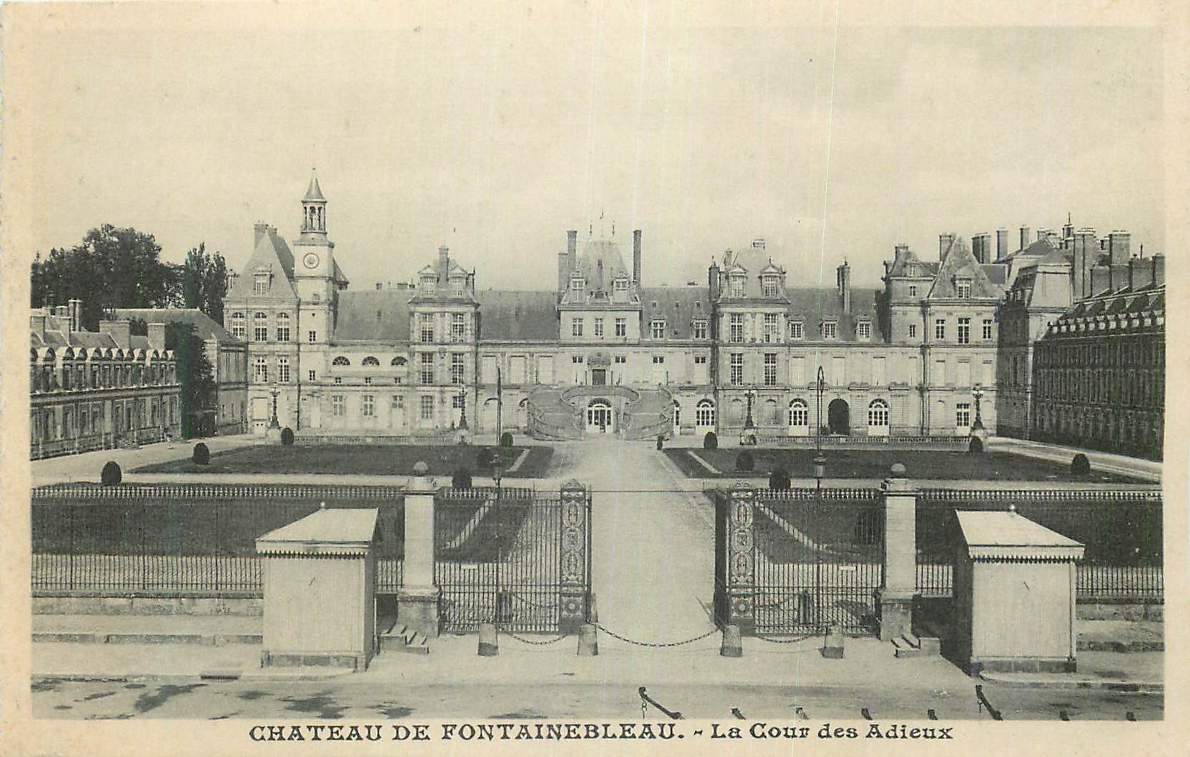 Château de Fontainebleau — La Cour des Adieux